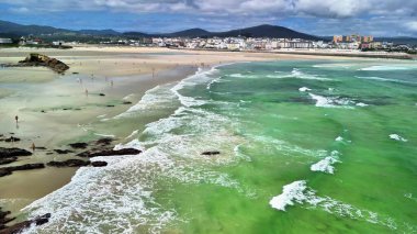 Turkuaz suları ve berrak gökyüzü ile nefes kesici plaj sahnesi, rahatlama ve macera için mükemmel..