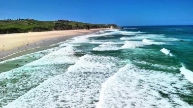 Nefes kesici bir hava manzarası. Huzurlu bir sahil. Çarpıcı turkuaz dalgalar ve yumuşak, altın kumlar.