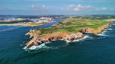 Göz kamaştırıcı hava manzarası nefesi kesen uçurumlar, okyanus dalgaları ve yemyeşil alanlar.
