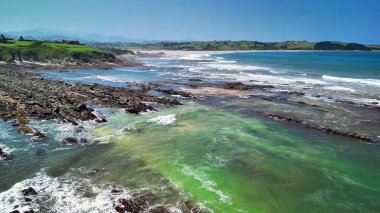 Nefes kesen kıyı manzarası engebeli kıyılarını ve berrak sularını gözler önüne seriyor.