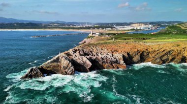 Uçsuz bucaksız uçurumların okyanusla buluşmasını ve güzel liman manzaralarını tecrübe edin.