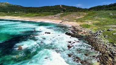 Nefes kesici kıyı sahneleri çarpıcı turkuaz sular, kayalık kıyılar ve güzel kumlu plajlar sergiliyor.