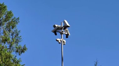 Yüksek teknolojili güvenlik kameraları açık hava manzaralı ve sakin bir direğe yerleştirildi.