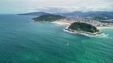 Canlı manzaraları ve kristal berrak suları olan muhteşem bir kıyı cenneti manzarası keşfedin.