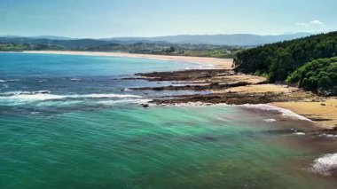 Nefes kesici kıyı manzarası çarpıcı, berrak turkuaz suların yanı sıra dramatik kayalık kıyı şeritleri.