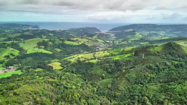 Nefes kesici hava manzaraları keşfedin. Canlı manzaralar ve kıyı şeridinin huzurlu güzelliği.