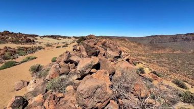 Uçsuz bucaksız mavi gökyüzünün altında nefes kesici kayalık çöl arazisine girmeye cesaret et.