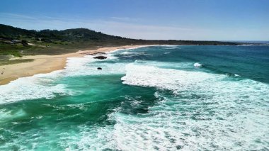 Çöken dalgalarla, bereketli manzaralarla ve dinlenmek ve macera yaşamak için sakin bir ortam olan resimli plajları keşfet.