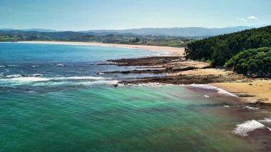 Nefes kesici kıyı manzarası çarpıcı, berrak turkuaz suların yanı sıra dramatik kayalık kıyı şeritleri.
