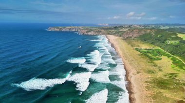 Doğanın güzelliğini bu nefes kesici sahil manzarasıyla, canlı denizler ve altın kumlarla yaşayın..