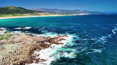 Berrak sular ve görkemli kayalık kıyılarla nefes kesici kıyı şeridini deneyin.