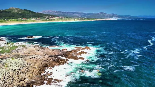 Berrak sular ve görkemli kayalık kıyılarla nefes kesici kıyı şeridini deneyin.