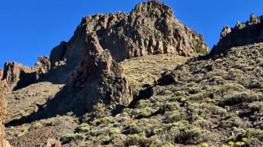 Sersemletici kaya oluşumları ve canlı bitki örtüsü, ziyaretçileri cezbeden sakin bir açık hava yaratıyor.