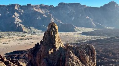 Geniş dağ arazisinin ortasındaki eşsiz ve nefes kesici kaya oluşumlarının çarpıcı görüntüsünü deneyimleyin.
