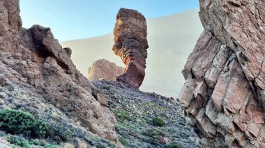 Büyüleyici bir kaya oluşumu, eşsiz jeolojik özellikler sergileyen, güzel bir doğal zemin üzerine kurulmuş..