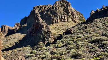 Sersemletici kaya oluşumları ve canlı bitki örtüsü, ziyaretçileri cezbeden sakin bir açık hava yaratıyor.