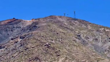 Görkemli dağlık bir manzaranın nefes kesici bir görüntüsü. Sayısız iletişim kulesiyle güzelce aydınlatılmış.