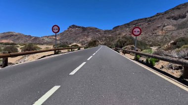 İnanılmaz bir deneyim için açık mavi gökyüzünün altındaki çarpıcı dağlarda dolambaçlı bir yolda bir maceranın tadını çıkarın.