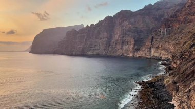 Sahildeki uçurumların nefes kesen manzarası deniz kıyısındaki çarpıcı günbatımında altın renkleri çok güzel yansıtıyor.