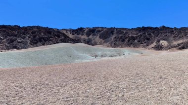 Nefes kesici ve çarpıcı bir manzara. Canlı, renkli bir çöl manzarası. Yuvarlanan tepeler ve berrak mavi gökyüzü.