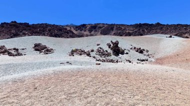 Benzersiz kaya oluşumları ve desenli kumlardan oluşan büyüleyici ve büyüleyici volkanik araziyi keşfedin.