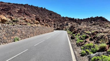 Çarpıcı ve nefes kesici doğal manzaralarla dolu kayalık arazide gezinen güzel, dolambaçlı bir yol