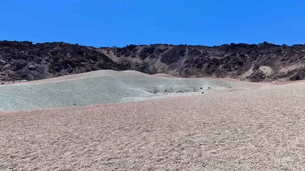 Nefes kesici ve çarpıcı bir manzara. Canlı, renkli bir çöl manzarası. Yuvarlanan tepeler ve berrak mavi gökyüzü.
