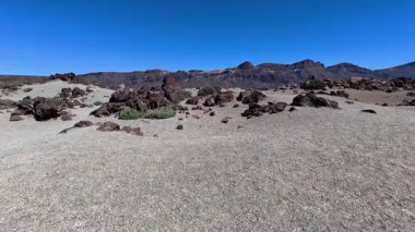 Çarpıcı kaya oluşumları, canlı renkler ve açık gökyüzü içeren dramatik çöl manzaralarını keşfedin ve keşfedin.