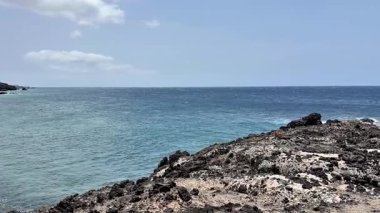 Şaşırtıcı güzellikteki kıyı şeridi eşsiz kayalık oluşumlara ve berrak mavi gökyüzünün altında sakin okyanus suyuna sahiptir.