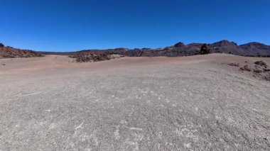 Doğayı sevenler ve doğa tutkunları için sınırsız mavi gökyüzü altında uçsuz bucaksız, ücra bir araziyi keşfedin.
