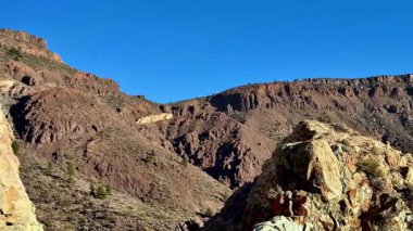 Tecrübe edin ve doğal güzelliğin yanı sıra engebeli dağların nefes kesici ve ürkütücü manzaralarını keşfedin.