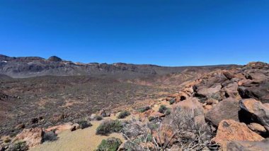 Engebeli kayalık çöl manzarasının nefes kesici ve geniş panoramik görüntüsü doğal güzelliğini vurgular.