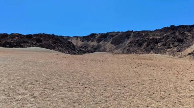 Uçsuz bucaksız, kuru bir arazi kayalık kayalıklar ve çorak zemin, doğa ve keşif temaları için idealdir..