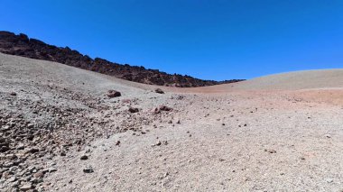 Berrak mavi gökyüzü ve engebeli kayalık arazileri barındıran nefes kesici ve şaşırtıcı derecede çorak bir arazi.