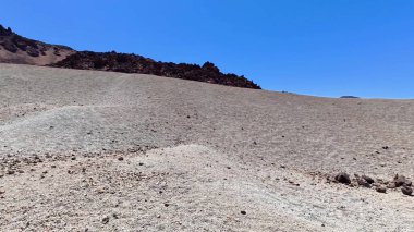 Uçsuz bucaksız manzaralarla nefes kesici çöl manzaralarını keşfetmek ve duyularımızı cezbeden çarpıcı kaya oluşumlarını keşfetmek.