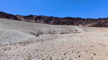 Uçsuz bucaksız, kurak bir manzara ziyaretçileri cezbeden parlak mavi gökyüzünün altında eşsiz jeolojik oluşumlar sergiliyor.