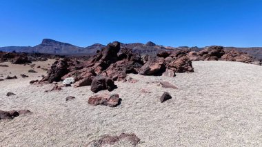 Geniş çöl manzarasının çarpıcı manzarası farklı, nefes kesici kaya oluşumları ve kuru, kurak arazi