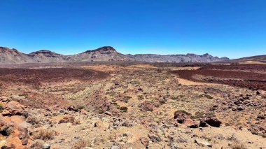 Eşsiz çöl manzarası, çarpıcı volkanik oluşumları ve doğa severlerine ilham veren parlak mavi gökyüzünü barındırır.