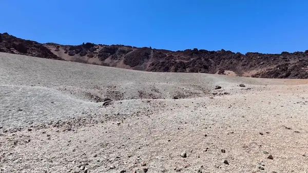 Uçsuz bucaksız, kurak bir manzara ziyaretçileri cezbeden parlak mavi gökyüzünün altında eşsiz jeolojik oluşumlar sergiliyor.