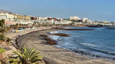 Güzel sahil manzarası bu güneşli günde kentsel gelişimin yanında çarpıcı kumlu plajlar sergiliyor.