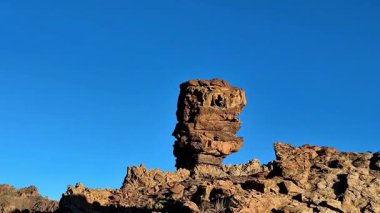 Nefes kesen doğal bir kaya heykeli görkemli bir mavi gökyüzüne karşı yükseliyor güzel manzaralı bir gökyüzü içinde