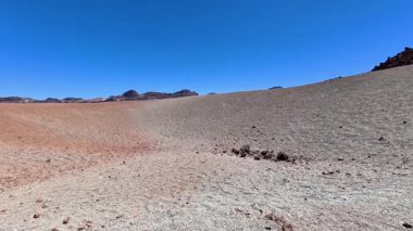 Uçsuz bucaksız, kurak manzaranın büyüleyici görüntüsü çarpıcı bir dünya tonu ve kristal berrak gökyüzü dizisi sergiliyor.