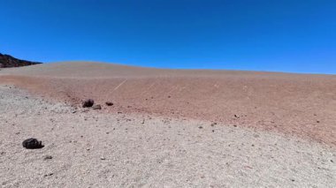 Parlak mavi gökyüzü ve kayalık arazi içeren şaşırtıcı derecede güzel ve çorak bir araziyi keşfedin.
