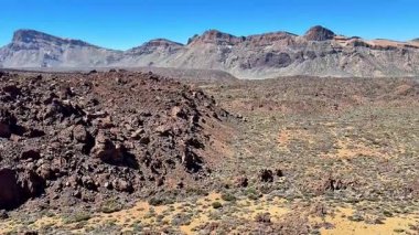 Görkemli dağların çerçevelediği engin bir çöl manzarası berrak mavi gökyüzünün altında serüvenleri davet eder.