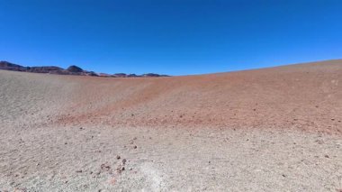 Uçsuz bucaksız, kurak bir çöl manzarasının parlak mavi gökyüzünün altında uzanan nefes kesici manzarası.