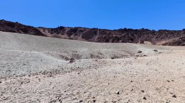 Uçsuz bucaksız, kurak bir manzara ziyaretçileri cezbeden parlak mavi gökyüzünün altında eşsiz jeolojik oluşumlar sergiliyor.