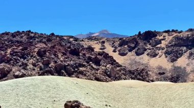 Görkemli ve nefes kesici bir çöl manzarası keşfedin. Canlı volkanik kayalar ve çarpıcı dingin güzellikler barındıran.