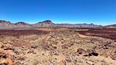 Eşsiz çöl manzarası, çarpıcı volkanik oluşumları ve doğa severlerine ilham veren parlak mavi gökyüzünü barındırır.
