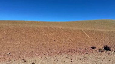 Nefes kesici bir çöl manzarası eşsiz desenlerini parlak mavi gökyüzünün altında sergiliyor.