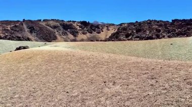 Berrak mavi gökyüzüne karşı büyüleyici kuru tepeler, engebeli araziler ve eşsiz oluşumlar..